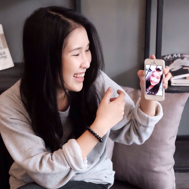 a-girl-laughing-at-her-self-snap_t20_yRdd8L