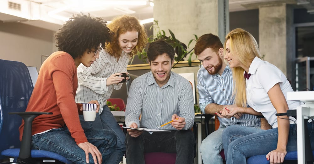 group-of-young-coworkers-discussing-new-marketing--8UGDA7W