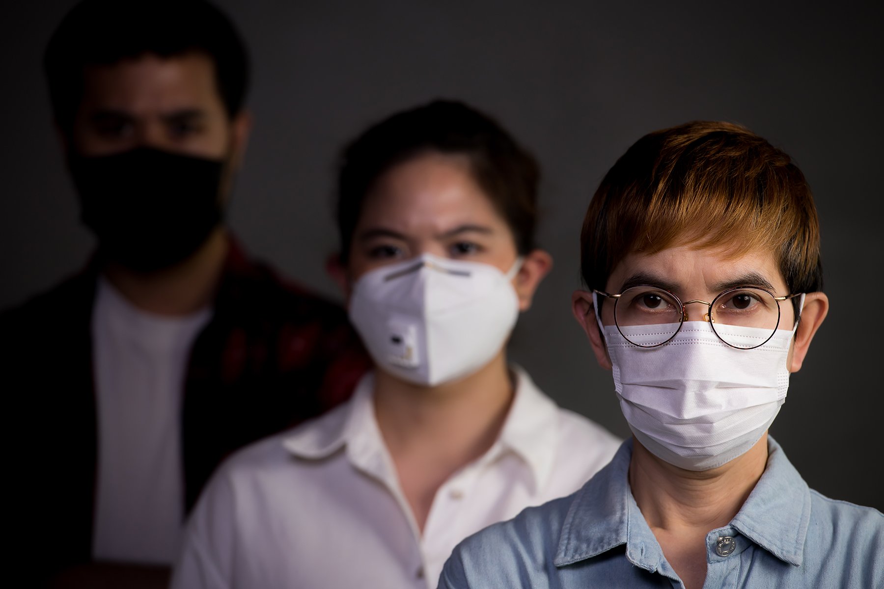 people-wearing-surgical-masks-2PQQ3TZ (1)