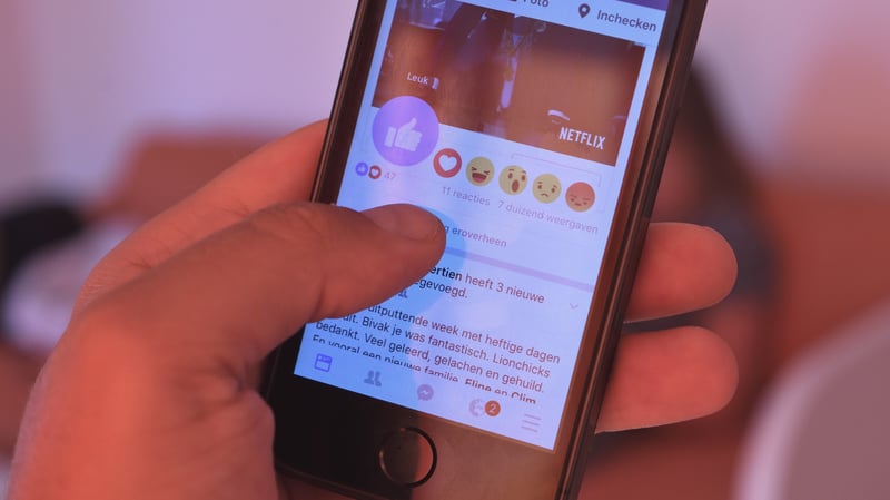 using-social-media-on-a-mobile-device_t20_pYVWQe