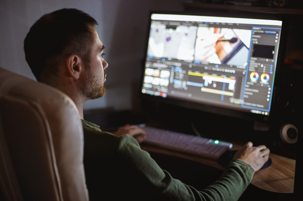 video-maker-at-work-at-the-desktop_t20_6mQ0Z2