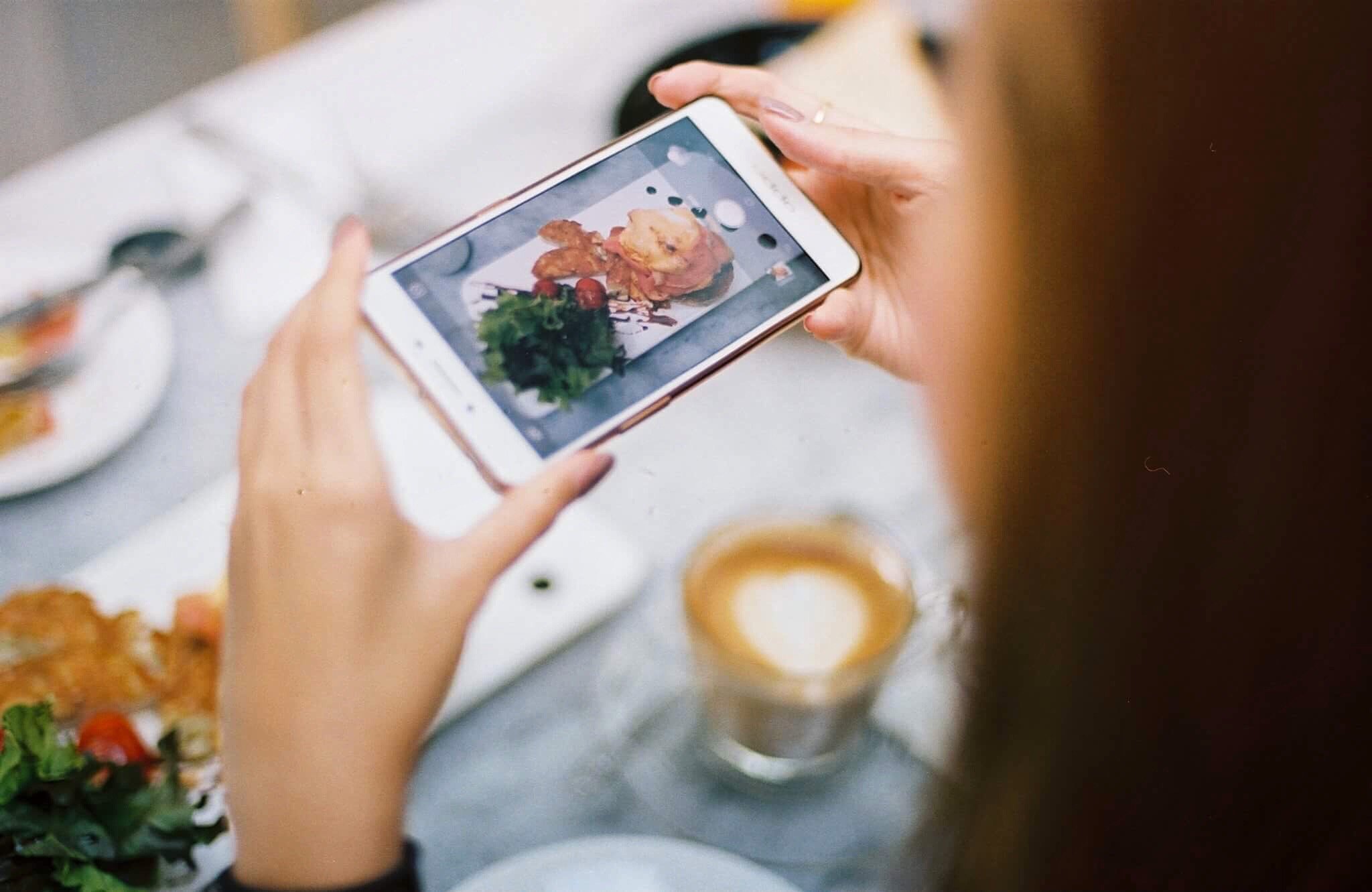 young-woman-try-yo-take-picture-of-a-delicious-brunch_t20_3Jvrpw